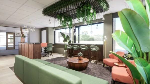 Modern ingerichte wachtruimte in het gemeentehuis aan de Burgemeester Verderlaan met groene en oranje zitmeubels, veel planten en hanglampen.